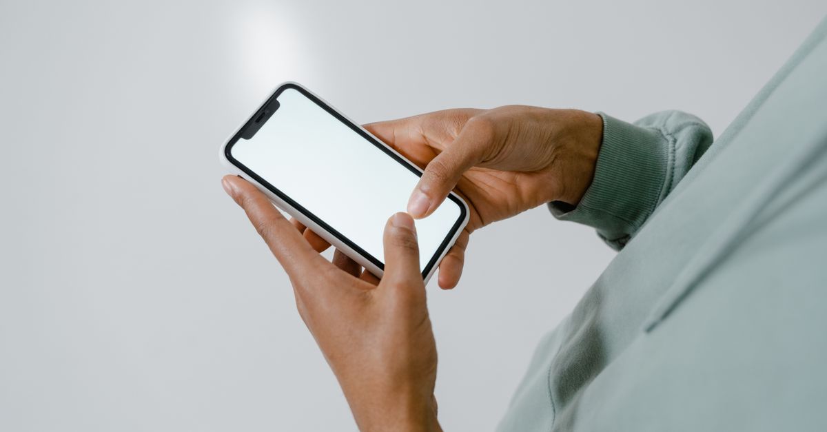 雙手拿著螢幕空白的 iPhone，對應尋找不見的隱藏相簿。