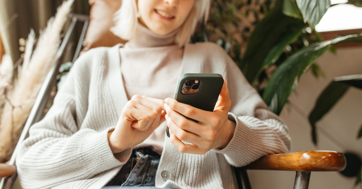 女子低頭查看 iPhone，對應隱藏相簿密碼與手機密碼的說明。